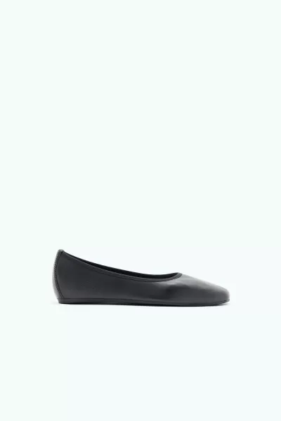 Black Markenstrategie Filippa K Damen Schuhe Rey Flats